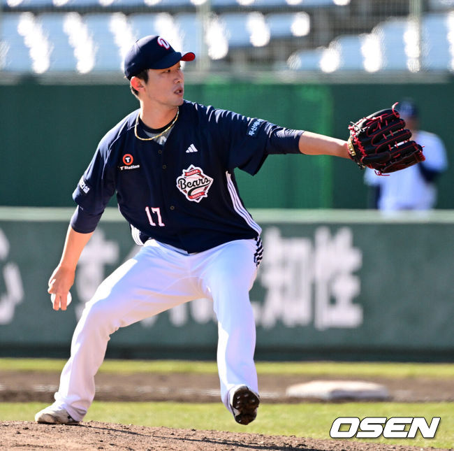 [OSEN=미야자키(일본), 지형준 기자] 두산 베어스가 26일 일본 미야자키 산마린 스타디움에서 일본프로야구 세이부 라이온스와의 구춘대회 첫 경기를 가졌다.7회말 두산 홍건희가 마운드에 올라 역투하고 있다. 2025.02.26 /jpnews@osen.co.kr