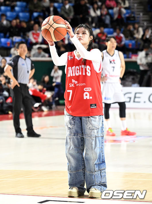 자유투 라인에서 시투하는 피프티피프티 아테나