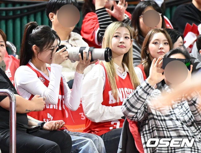 선수들 카메라에 담는 모습까지