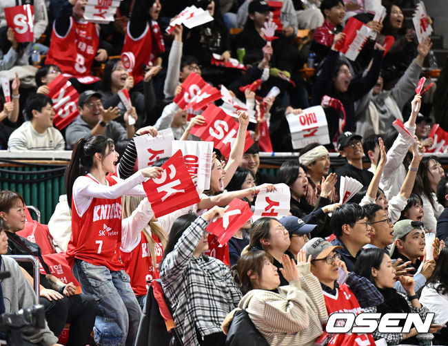 홈팬들과 함께 자유투 방해 응원까지~ 이쯤되면 '승요'아닌 '승리의 여신'