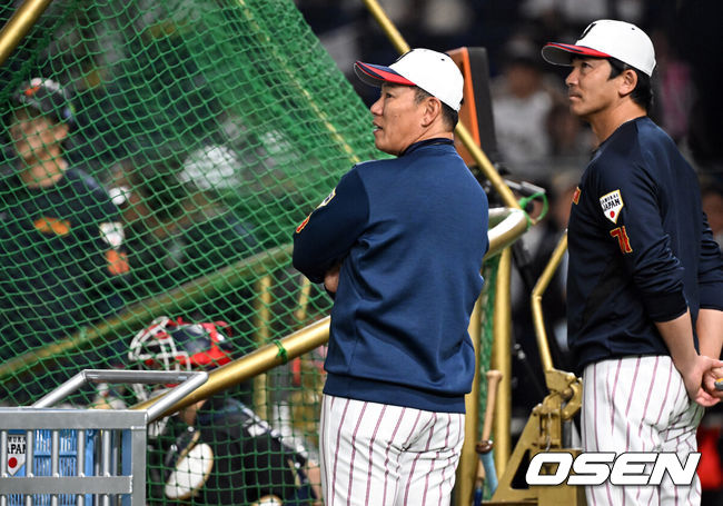 [OSEN=도쿄(일본), 조은정 기자]15일 일본 도쿄돔에서 ‘2025 NAVER K-BASEBALL SERIES’ 대한민국과 일본의 1차전 경기가 열린다.한국은 곽빈, 일본은 소타니 류헤이를 선발투수로 내세웠다.경기를 앞두고 일본 대표팀 이바타 히로카즈 감독(왼쪽)이 훈련을 지켜보고 있다. 2025.11.15. /cej@osen.co.kr
