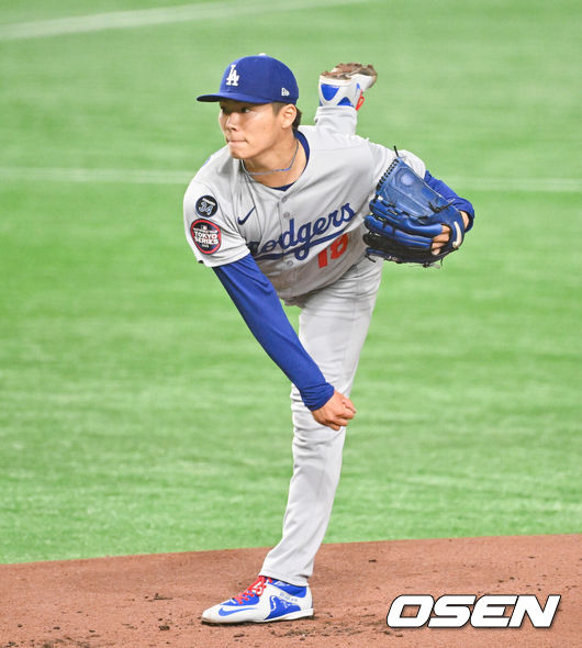 [OSEN=도쿄(일본), 박준형 기자] 18일 오후 일본 도쿄돔에서 메이저리그 공식 개막전 2025 도쿄시리즈 LA 다저스와 시카고 컵스의 경기가 진행됐다이번 도쿄시리즈가 기존 해외시리즈에 비해 더 큰 관심을 모으고 있는 것은 역시 LA 다저스와 시카고 컵스에 있는 일본 선수들 때문. LA 다저스에는 메이저리그 최고 슈퍼스타 오타니 쇼헤이를 비롯해 야마모토 요시노부와 사사키 로키가 있다. 또 시카고 컵스에는 이마나가 쇼타, 스즈키 세이야가 있다.   1회말 LA다저스 선발투수 야마모토가 역투하고 있다.   2025.03.18 / soul1014@osen.co.kr