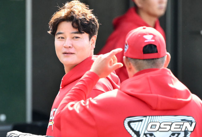 [OSEN=오키나와(일본), 조은정 기자]27일 일본 오키나와 고친다구장에서 한화 이글스 SSG 랜더스의 연습경기가 열린다.한화는 2월 22일 훈련을 시작으로 8차례 연습경기를 치른 뒤 내달 4일 귀국한다.은퇴 후 SSG 구단주 특별 보좌 및 육성 총괄로 돌아온 추신수가 이숭용 감독과 인사를 하고 있다. 2025.02.27 /cej@osen.co.kr