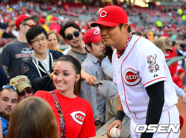 [OSEN=오하이오 신시내티, 민경훈 기자] 16일(이하 한국시간) 미국 오하이오주 신시내티 그레이트 아메리칸 볼파크에서 신시내티 레즈와 필라델피아 필리스의 경기가 열렸다.경기 전 신시내티 추신수가 팬들과 함께 사진을 찍고 있다.이 날 경기에서 신시내티 레즈 외야수 추신수(31)가 메이저리그 특급 좌완 클리프 리(35)와 첫 투타 맞대결을 벌인다. 한편 현지 4월 15일인 오늘 1947년 로빈슨이 흑인 최초로 메이저리그에 데뷔한 날로 재키 로빈슨 데이로 지정, 모든 팀의 선수들이 로빈슨의 등번호인 42번을 달고 뛴다.신시내티는 지난 10일 세인트루이스 카디널스전부터 15일 피츠버그 파이어리츠전까지 5연패를 당하고 있다. / rumi@osen.co.kr