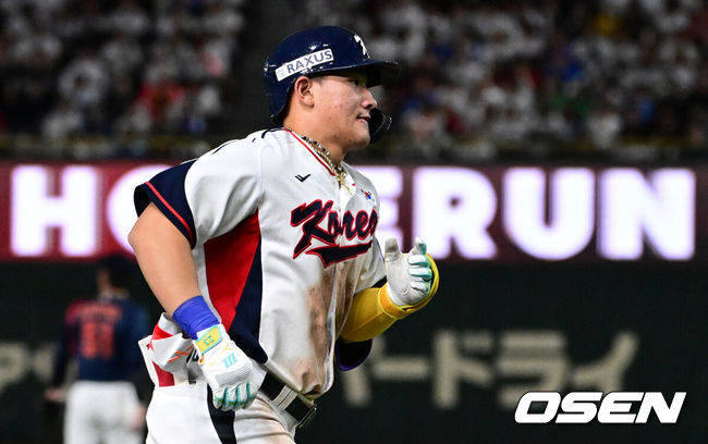 [OSEN=도쿄(일본), 조은정 기자] 국 야구 대표팀이 극적인 무승부를 거두며 한일전 연패를 10연패에서 막았다.한국은 16일 일본 도쿄도 도쿄돔에서 열린 ‘2025 NAVER K-BASEBALL SERIES’ 일본과의 2차전에서 7-7 무승부를 거뒀다. 2연전 시리즈 1무 1패를 기록한한국은 2015년 프리미어12 준결승전 4-3 승리 이후 성인 대표팀 기준(아시안게임 제외) 한일전에서 10연패를 기록했지만 처음으로 무승부를 만드는데 성공했다.8회말 1사에서 대한민국 안현민이 좌중월 솔로 홈런을 치고 그라운드를 돌고 있다. 2025.11.16 /cej@osen.co.kr