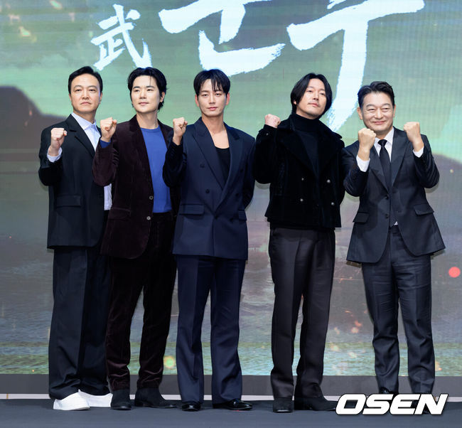 [OSEN=이대선 기자] 18일 오후 서울 구로구 디큐브시티 더 세인트에서 진행된 KBS 2TV 대하드라마 '문무' 제작보고회가 열렸다.'문무'는 약소국 신라가 강대국 고구려와 백제, 그리고 당나라까지 넘어선 끝에 마침내 삼한을 하나로 묶은 위대한 통합의 서사를 그린다.배우 정웅인, 김강우, 이현욱, 장혁, 조성하가 포토타임을 가지고 있다. 2025.11.18 /sunday@osen.co.kr