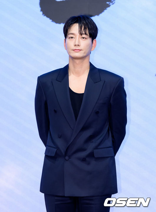 [OSEN=이대선 기자] 18일 오후 서울 구로구 디큐브시티 더 세인트에서 진행된 KBS 2TV 대하드라마 '문무' 제작보고회가 열렸다.'문무'는 약소국 신라가 강대국 고구려와 백제, 그리고 당나라까지 넘어선 끝에 마침내 삼한을 하나로 묶은 위대한 통합의 서사를 그린다.배우 이현욱이 포토타임을 가지고 있다. 2025.11.18 /sunday@osen.co.kr