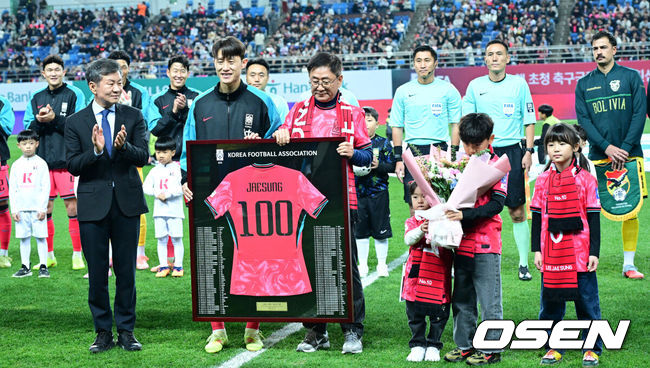 [OSEN=대전, 최규한 기자] 1년 8개월 만에 대표팀으로 돌아온 조규성이 골맛을 봤다. 손흥민도 프리킥 득점으로 한국을 승리로 이끌었다.홍명보 감독이 이끄는 한국축구대표팀(FIFA 랭킹 22위)은 14일대전월드컵경기장에서 볼리비아(76위)와 11월 A매치 1차전을 치러 2-0으로 승리했다.경기를 앞두고 센츄리클럽에 가입한 한국 이재성이 자녀들과 기념촬영을 하고 있다. 2025.11.14 / dreamer@osen.co.kr