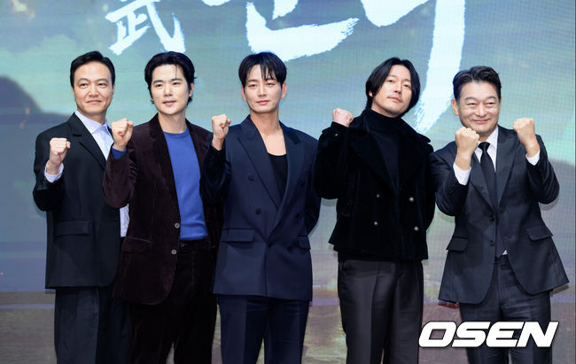 [OSEN=이대선 기자] 18일 오후 서울 구로구 디큐브시티 더 세인트에서 진행된 KBS 2TV 대하드라마 '문무' 제작보고회가 열렸다.'문무'는 약소국 신라가 강대국 고구려와 백제, 그리고 당나라까지 넘어선 끝에 마침내 삼한을 하나로 묶은 위대한 통합의 서사를 그린다.배우 정웅인, 김강우, 이현욱, 장혁, 조성하가 포토타임을 가지고 있다. 2025.11.18 /sunday@osen.co.kr