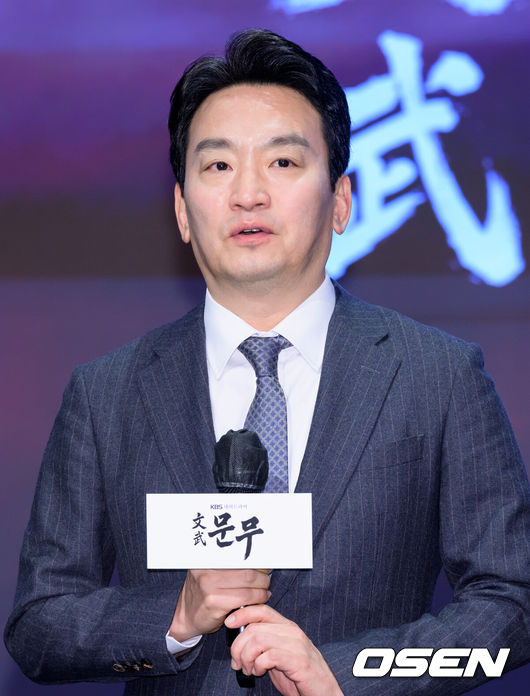 [OSEN=이대선 기자] 18일 오후 서울 구로구 디큐브시티 더 세인트에서 진행된 KBS 2TV 대하드라마 '문무' 제작보고회가 열렸다.'문무'는 약소국 신라가 강대국 고구려와 백제, 그리고 당나라까지 넘어선 끝에 마침내 삼한을 하나로 묶은 위대한 통합의 서사를 그린다.박장범 KBS 사장이 인사말을 하고 있다. 2025.11.18 /sunday@osen.co.kr