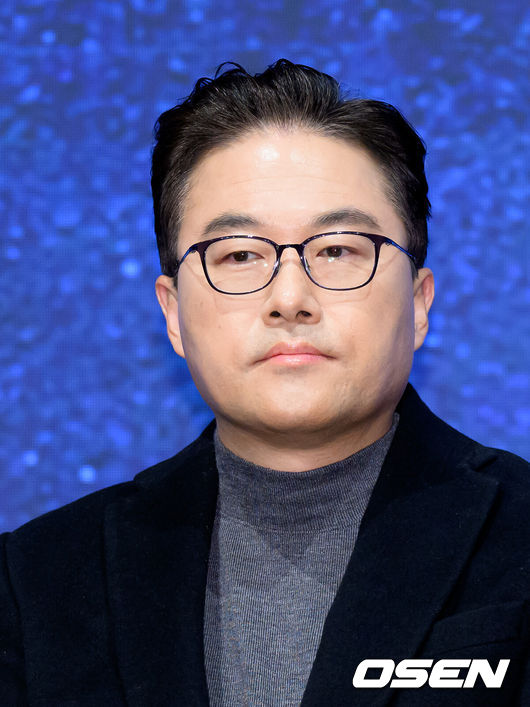 [OSEN=이대선 기자] 18일 오후 서울 구로구 디큐브시티 더 세인트에서 진행된 KBS 2TV 대하드라마 '문무' 제작보고회가 열렸다.'문무'는 약소국 신라가 강대국 고구려와 백제, 그리고 당나라까지 넘어선 끝에 마침내 삼한을 하나로 묶은 위대한 통합의 서사를 그린다.김영조 감독이 취재진의 질문을 듣고 있다. 2025.11.18 /sunday@osen.co.kr