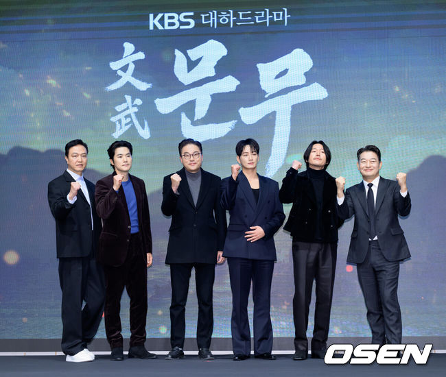[OSEN=이대선 기자] 18일 오후 서울 구로구 디큐브시티 더 세인트에서 진행된 KBS 2TV 대하드라마 '문무' 제작보고회가 열렸다.'문무'는 약소국 신라가 강대국 고구려와 백제, 그리고 당나라까지 넘어선 끝에 마침내 삼한을 하나로 묶은 위대한 통합의 서사를 그린다.배우 정웅인, 김강우, 김영조 감독, 이현욱, 장혁, 조성하가 포토타임을 가지고 있다. 2025.11.18 /sunday@osen.co.kr
