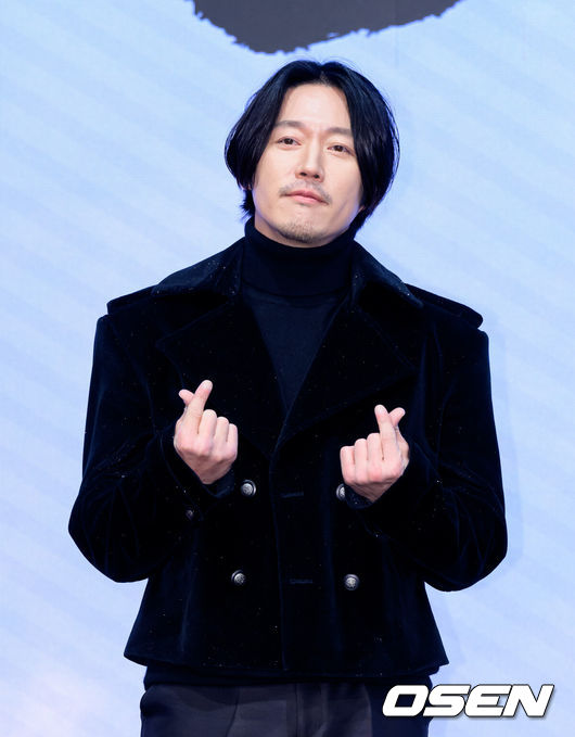 [OSEN=이대선 기자] 18일 오후 서울 구로구 디큐브시티 더 세인트에서 진행된 KBS 2TV 대하드라마 '문무' 제작보고회가 열렸다.'문무'는 약소국 신라가 강대국 고구려와 백제, 그리고 당나라까지 넘어선 끝에 마침내 삼한을 하나로 묶은 위대한 통합의 서사를 그린다.배우 장혁이 포토타임을 가지고 있다. 2025.11.18 /sunday@osen.co.kr