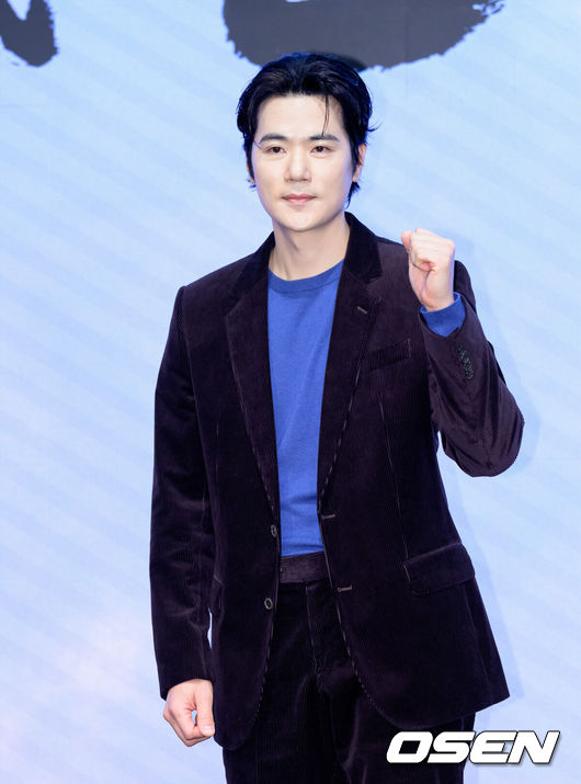 [OSEN=이대선 기자] 18일 오후 서울 구로구 디큐브시티 더 세인트에서 진행된 KBS 2TV 대하드라마 '문무' 제작보고회가 열렸다.'문무'는 약소국 신라가 강대국 고구려와 백제, 그리고 당나라까지 넘어선 끝에 마침내 삼한을 하나로 묶은 위대한 통합의 서사를 그린다.배우 김강우가 포토타임을 가지고 있다. 2025.11.18 /sunday@osen.co.kr