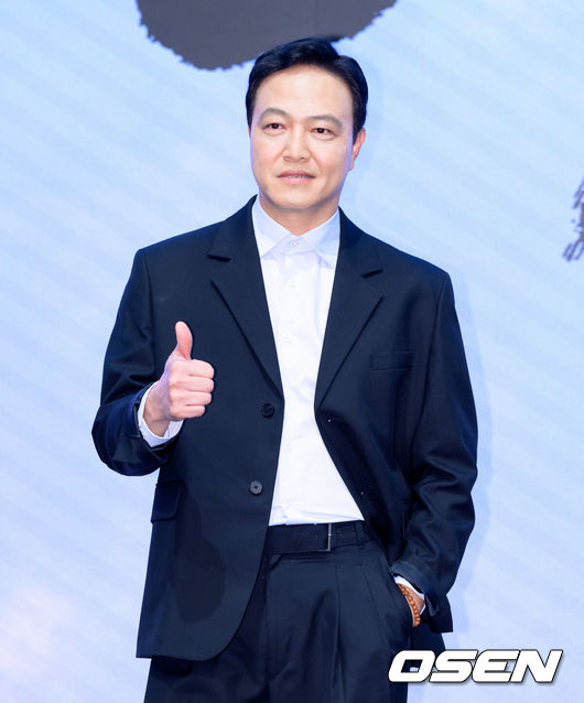 [OSEN=이대선 기자] 18일 오후 서울 구로구 디큐브시티 더 세인트에서 진행된 KBS 2TV 대하드라마 '문무' 제작보고회가 열렸다.'문무'는 약소국 신라가 강대국 고구려와 백제, 그리고 당나라까지 넘어선 끝에 마침내 삼한을 하나로 묶은 위대한 통합의 서사를 그린다.배우 정웅인이 포토타임을 가지고 있다. 2025.11.18 /sunday@osen.co.kr