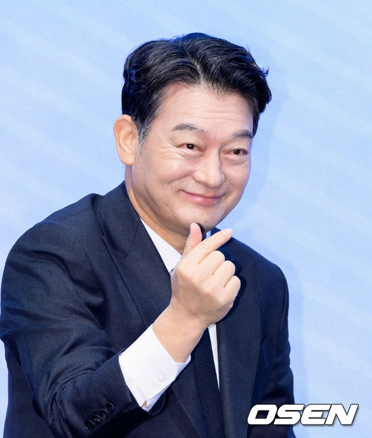 [OSEN=이대선 기자] 18일 오후 서울 구로구 디큐브시티 더 세인트에서 진행된 KBS 2TV 대하드라마 '문무' 제작보고회가 열렸다.'문무'는 약소국 신라가 강대국 고구려와 백제, 그리고 당나라까지 넘어선 끝에 마침내 삼한을 하나로 묶은 위대한 통합의 서사를 그린다.배우 조성하가 포토타임을 가지고 있다. 2025.11.18 /sunday@osen.co.kr