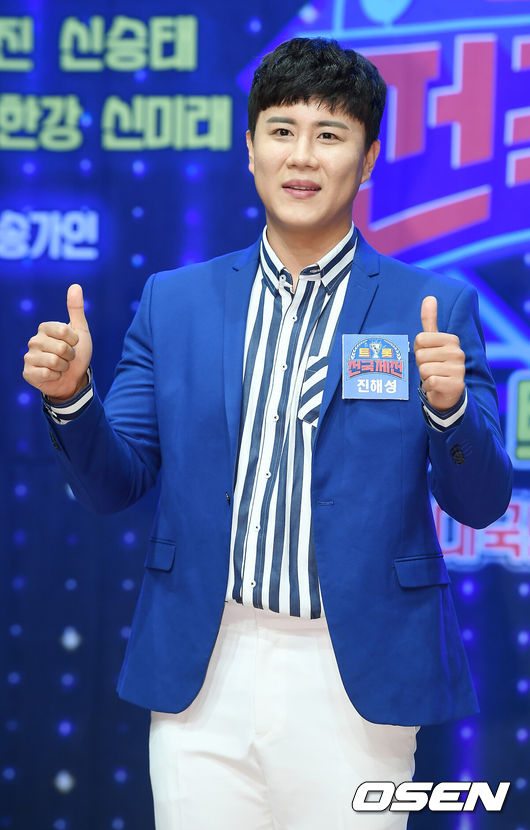 [OSEN=민경훈 기자] 24일 오후 서울 강남구 청담동 일지아트홀에서 '트롯 전국체전' 전국투어 콘서트 제작발표회가 열렸다.한편,'2021 트롯 전국체전 투어 대국민 희망 콘서트' 서울 공연이 오는 7월 10일과 11일에 송파구 올림픽공원 체조경기장에서 열린다.이번 공연은 '트롯 전국체전' 우승자 진해성을 비롯해 재하, 오유진, 신승태, 김용빈, 상호&상민, 최향, 한강 등 톱8과 신미래가 출연하며 ‘트롯 전국체전' 코치로 나섰던 송가인도 특별 게스트로 멤버들과 함께 다채로운 무대를 선보일 예정이다.무대 위에서 진해성이 포즈를 취하고 있다. / rumi@osen.co.kr