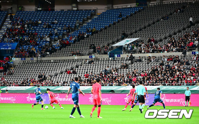 [OSEN=서울월드컵경기장, 지형준 기자]홍명보 감독이 이끄는 대한민국 대표팀과 파라과이의 A매치 평가전이 14일 오후 서울월드컵경기장에서 열렸다.'남미 강호' 파라과이는 지난 10일 일본 원정에서 2-2 무승부를 거두고 온 팀이다. 이번 경기는 홍명보호의 2026 북중미 월드컵 포트 배정을 두고도 중요한 일전이다.현재 한국은 오스트리아, 호주, 에콰도르와 치열한포트 2 막차 경쟁을 벌이고 있다.전반 관중석이 절반 가까이 비어진 채 경기가 펼쳐지고 있다. 2025.10.14. /jpnews@osen.co.kr