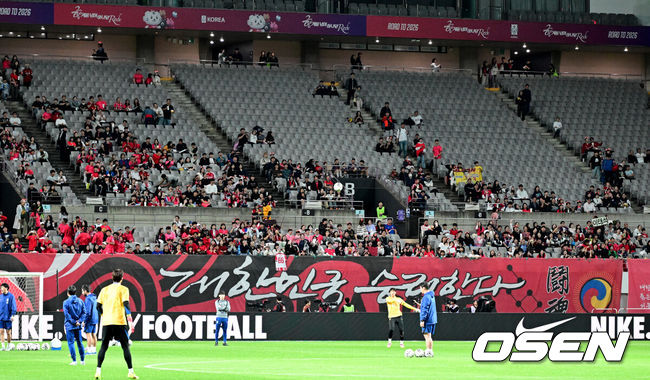 [OSEN=서울월드컵경기장, 지형준 기자]홍명보 감독이 이끄는 대한민국 대표팀과 파라과이의 A매치 평가전이 14일 오후 서울월드컵경기장에서 열렸다.'남미 강호' 파라과이는 지난 10일 일본 원정에서 2-2 무승부를 거두고 온 팀이다. 이번 경기는 홍명보호의 2026 북중미 월드컵 포트 배정을 두고도 중요한 일전이다.현재 한국은 오스트리아, 호주, 에콰도르와 치열한포트 2 막차 경쟁을 벌이고 있다.경기 개시 30분 정도 앞둔 시점에 관중석이 절반 가까이 비어 있다. 2025.10.14. /jpnews@osen.co.kr