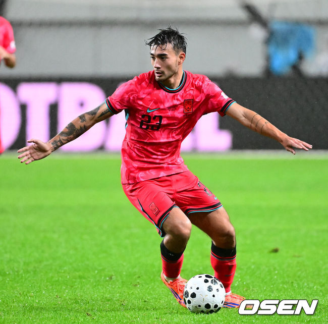 [OSEN=서울월드컵경기장, 지형준 기자] 세계의 벽은 높았다. 결과는 0-5 대패였다.홍명보감독이 이끄는 대한민국 남자 축구 국가대표팀은 10일 서울월드컵경기장에서 '세계 최강' 브라질을상대로 A매치평가전을 치러이스테방(첼시)과 호드리구(레알 마드리드)에게 나란히 2골을 허용하면서 0-5로 대패했다.후반 한국 카스트로프 옌스가 패스할 곳을 찾고 있다. 2025.10.10 /jpnews@osen.co.kr