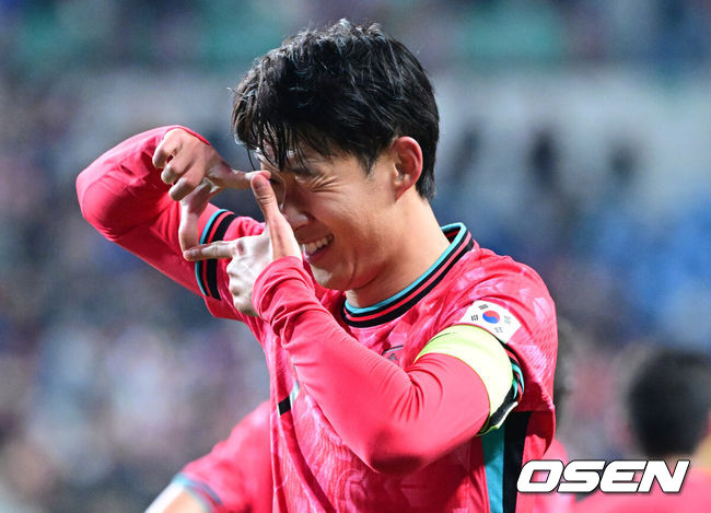 [OSEN=대전, 최규한 기자] 14일 오후 대전월드컵경기장에서 대한민국과 볼리비아의 축구 국가대표팀 평가전이 열렸다.홍명보호는 내년 6월 열리는 2026 국제축구협회(FIFA) 북중미월드컵을 앞두고 월드컵 남미 예선에서 7위를 거두며 플레이오프에 진출한볼리비아를 상대로 본선에서의 경쟁력을 시험할 기회를 갖는다.후반 한국 손흥민이 프리킥으로 선제골을 작렬시킨 뒤 기뻐하고 있다. 2025.11.14 / dreamer@osen.co.kr