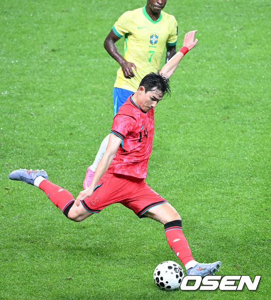 [OSEN=서울월드컵경기장, 이대선 기자] 홍명보감독이 이끄는 대한민국 남자 축구 국가대표팀은 10일 서울월드컵경기장에서 '세계 최강' 브라질을상대로 A매치평가전을 치러이스테방(첼시)과 호드리구(레알 마드리드)에게 나란히 2골을 허용하면서 0-5로 대패했다.한국은 1999년 이후 26년 만에 브라질전 승리를 노렸지만 아무런 저항도 하지 못하면서 무산됐다.전반 한국 조유민이 패스를 하고 있다. 2025.10.10 /sunday@osen.co.kr
