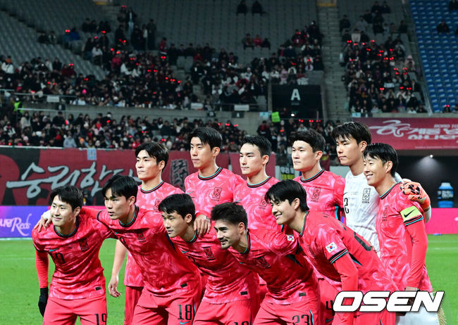 [OSEN=서울월드컵경기장, 지형준 기자] 홍명보 감독이 이끄는 대한민국 축구대표팀이 18일 오후 서울월드컵경기장에서 아프리카 강호 가나와 평가전을 가졌다.홍명보호의 2025년의 끝을 장식할 경기다. 내달 2026 국제축구연맹(FIFA) 북중미 월드컵 조 추첨을 앞두고 열리는 마지막 평가전이기도 하다. 현재 한국은 가나전 결과와 상관없이 사실상 월드컵 포트 2가 확정된 상태다. 아프리카 예선을 뚫고 북중미행에 성공한가나는 FIFA 랭킹 73위다.22위 한국보다는 51계단낮다. 하지만 통산 전적에서 4승 3패로 한국보다 우위다.경기에 앞서 대한민국 베스트 11 선수들이 포즈를 취하고 있다. 2025.11.18 /jpnews@osen.co.kr