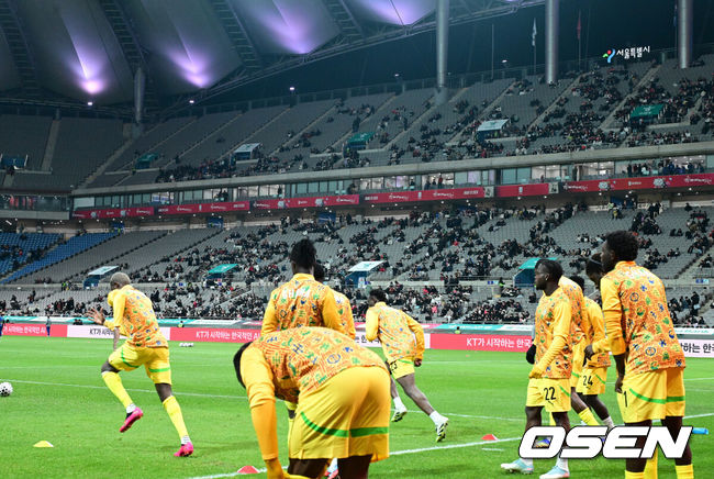 [OSEN=서울월드컵경기장, 지형준 기자] 홍명보 감독이 이끄는 대한민국 축구대표팀이 18일 오후 서울월드컵경기장에서 아프리카 강호 가나와 평가전을 가졌다.홍명보호의 2025년의 끝을 장식할 경기다. 내달 2026 국제축구연맹(FIFA) 북중미 월드컵 조 추첨을 앞두고 열리는 마지막 평가전이기도 하다. 현재 한국은 가나전 결과와 상관없이 사실상 월드컵 포트 2가 확정된 상태다. 아프리카 예선을 뚫고 북중미행에 성공한가나는 FIFA 랭킹 73위다.22위 한국보다는 51계단낮다. 하지만 통산 전적에서 4승 3패로 한국보다 우위다.경기 시작 40여 분을 앞둔 가운데 관중석이 썰렁하다. 2025.11.18 /jpnews@osen.co.kr