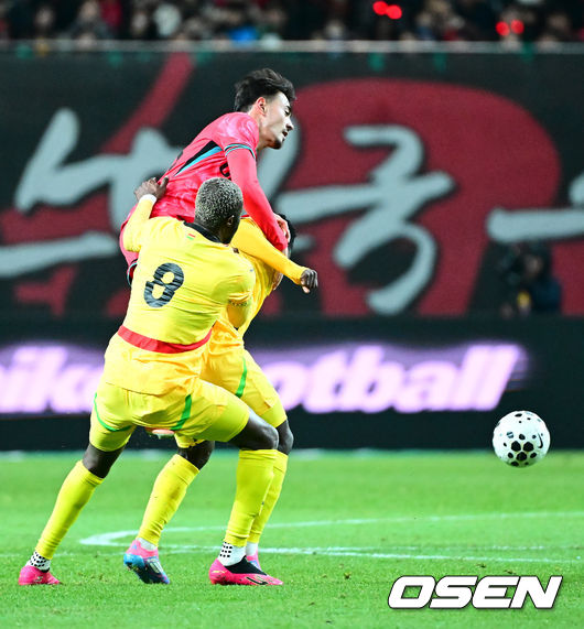 [OSEN=서울월드컵경기장, 지형준 기자] 홍명보 감독이 이끄는 대한민국 축구대표팀이 18일 오후 서울월드컵경기장에서 아프리카 강호 가나와 평가전을 가졌다.홍명보호의 2025년의 끝을 장식할 경기다. 내달 2026 국제축구연맹(FIFA) 북중미 월드컵 조 추첨을 앞두고 열리는 마지막 평가전이기도 하다. 현재 한국은 가나전 결과와 상관없이 사실상 월드컵 포트 2가 확정된 상태다. 아프리카 예선을 뚫고 북중미행에 성공한가나는 FIFA 랭킹 73위다.22위 한국보다는 51계단낮다. 하지만 통산 전적에서 4승 3패로 한국보다 우위다.전반 대한민국 옌스 카스트로프가 가나 수비수와 볼을 다투고 있다. 2025.11.18 /jpnews@osen.co.kr