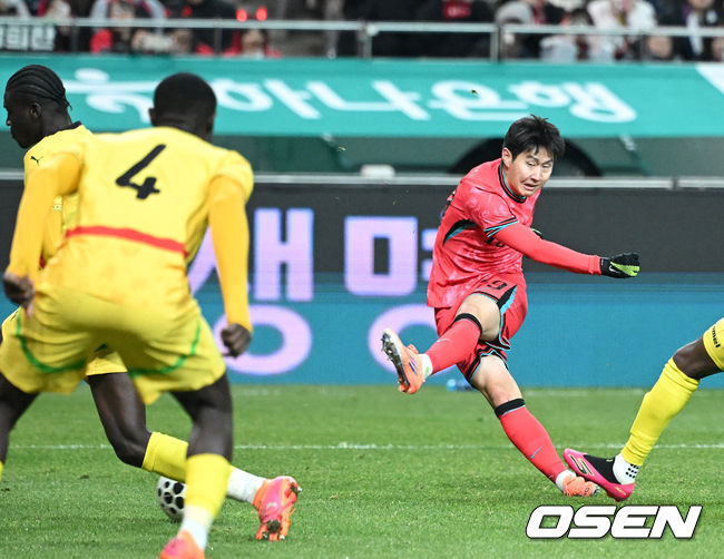 [OSEN=서울월드컵경기장, 이대선 기자] 홍명보 감독이 이끄는 대한민국 축구대표팀이 18일 오후 서울월드컵경기장에서 아프리카 강호 가나와 평가전을 가졌다.홍명보호의 2025년의 끝을 장식할 경기다. 내달 2026 국제축구연맹(FIFA) 북중미 월드컵 조 추첨을 앞두고 열리는 마지막 평가전이기도 하다. 현재 한국은 가나전 결과와 상관없이 사실상 월드컵 포트 2가 확정된 상태다. 아프리카 예선을 뚫고 북중미행에 성공한가나는 FIFA 랭킹 73위다.22위 한국보다는 51계단낮다. 하지만 통산 전적에서 4승 3패로 한국보다 우위다.후반 대한민국 이강인이 슛을 시도하고 있다. 2025.11.18 /sunday@osen.co.kr