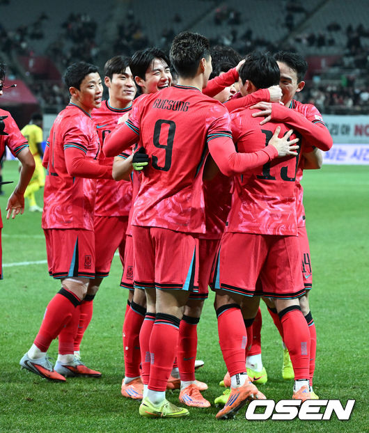 [OSEN=서울월드컵경기장, 이대선 기자] 홍명보 감독이 이끄는 대한민국 축구대표팀이 18일 오후 서울월드컵경기장에서 아프리카 강호 가나와 평가전을 가졌다.홍명보호의 2025년의 끝을 장식할 경기다. 내달 2026 국제축구연맹(FIFA) 북중미 월드컵 조 추첨을 앞두고 열리는 마지막 평가전이기도 하다. 현재 한국은 가나전 결과와 상관없이 사실상 월드컵 포트 2가 확정된 상태다. 아프리카 예선을 뚫고 북중미행에 성공한가나는 FIFA 랭킹 73위다.22위 한국보다는 51계단낮다. 하지만 통산 전적에서 4승 3패로 한국보다 우위다.후반 대한민국 이태석이 선제골을 성공시키고 동료들과 환호하고 있다. 2025.11.18 /sunday@osen.co.kr