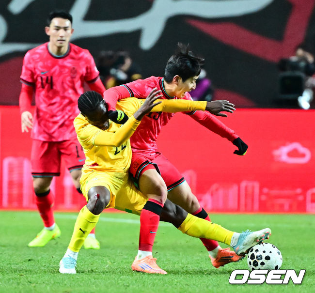 [OSEN=서울월드컵경기장, 지형준 기자] 홍명보 감독이 이끄는 대한민국 축구대표팀이 18일 오후 서울월드컵경기장에서 아프리카 강호 가나와 평가전을 가졌다.홍명보호의 2025년의 끝을 장식할 경기다. 내달 2026 국제축구연맹(FIFA) 북중미 월드컵 조 추첨을 앞두고 열리는 마지막 평가전이기도 하다. 현재 한국은 가나전 결과와 상관없이 사실상 월드컵 포트 2가 확정된 상태다. 아프리카 예선을 뚫고 북중미행에 성공한가나는 FIFA 랭킹 73위다.22위 한국보다는 51계단낮다. 하지만 통산 전적에서 4승 3패로 한국보다 우위다.전반 대한민국 이강인이 가나 수비수와 볼을 다투고 있다. 2025.11.18 /jpnews@osen.co.kr