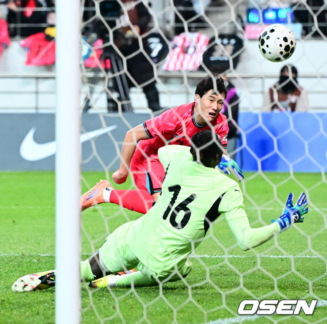 [OSEN=서울월드컵경기장, 지형준 기자] 홍명보 감독이 이끄는 대한민국 축구대표팀이 18일 오후 서울월드컵경기장에서 아프리카 강호 가나와 평가전을 가졌다.홍명보호의 2025년의 끝을 장식할 경기다. 내달 2026 국제축구연맹(FIFA) 북중미 월드컵 조 추첨을 앞두고 열리는 마지막 평가전이기도 하다. 현재 한국은 가나전 결과와 상관없이 사실상 월드컵 포트 2가 확정된 상태다. 아프리카 예선을 뚫고 북중미행에 성공한가나는 FIFA 랭킹 73위다.22위 한국보다는 51계단낮다. 하지만 통산 전적에서 4승 3패로 한국보다 우위다.후반 대한민국 이태석이 선제골을 성공시키고 있다. 2025.11.18 /jpnews@osen.co.kr