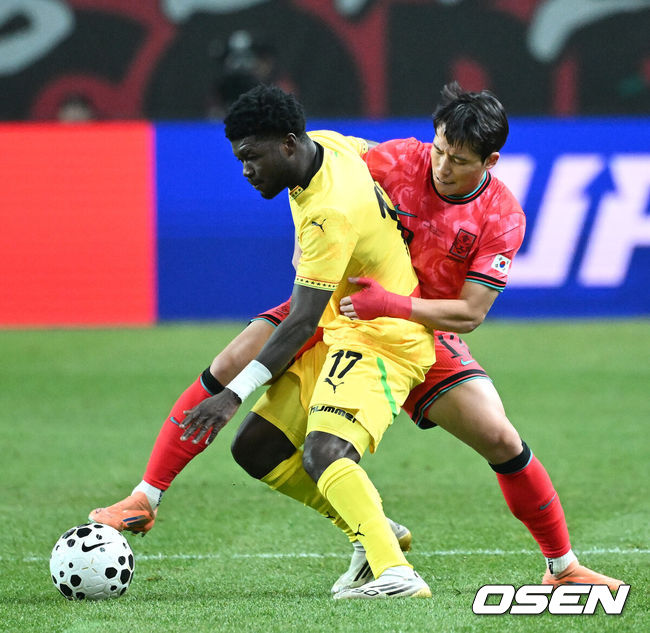 [OSEN=서울월드컵경기장, 이대선 기자] 홍명보 감독이 이끄는 대한민국 축구대표팀이 18일 오후 서울월드컵경기장에서 아프리카 강호 가나와 평가전을 가졌다.홍명보호의 2025년의 끝을 장식할 경기다. 내달 2026 국제축구연맹(FIFA) 북중미 월드컵 조 추첨을 앞두고 열리는 마지막 평가전이기도 하다. 현재 한국은 가나전 결과와 상관없이 사실상 월드컵 포트 2가 확정된 상태다. 아프리카 예선을 뚫고 북중미행에 성공한가나는 FIFA 랭킹 73위다.22위 한국보다는 51계단낮다. 하지만 통산 전적에서 4승 3패로 한국보다 우위다.전반 대한민국 이태석이 수비를 하고 있다. 2025.11.18 /sunday@osen.co.kr