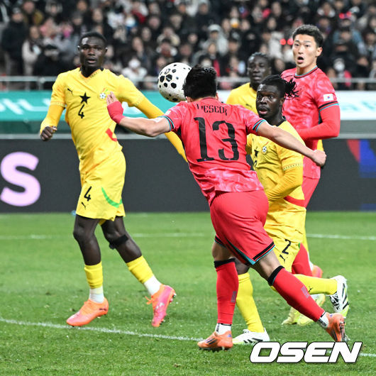 [OSEN=서울월드컵경기장, 이대선 기자] 홍명보 감독이 이끄는 대한민국 축구대표팀이 18일 오후 서울월드컵경기장에서 아프리카 강호 가나와 평가전을 가졌다.홍명보호의 2025년의 끝을 장식할 경기다. 내달 2026 국제축구연맹(FIFA) 북중미 월드컵 조 추첨을 앞두고 열리는 마지막 평가전이기도 하다. 현재 한국은 가나전 결과와 상관없이 사실상 월드컵 포트 2가 확정된 상태다. 아프리카 예선을 뚫고 북중미행에 성공한가나는 FIFA 랭킹 73위다.22위 한국보다는 51계단낮다. 하지만 통산 전적에서 4승 3패로 한국보다 우위다.후반 대한민국 이태석이 선제골을 성공시키고 있다. 2025.11.18 /sunday@osen.co.kr