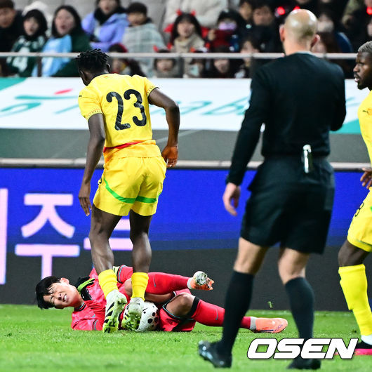 [OSEN=서울월드컵경기장, 지형준 기자] 홍명보 감독이 이끄는 대한민국 축구대표팀이 18일 오후 서울월드컵경기장에서 아프리카 강호 가나와 평가전을 가졌다.홍명보호의 2025년의 끝을 장식할 경기다. 내달 2026 국제축구연맹(FIFA) 북중미 월드컵 조 추첨을 앞두고 열리는 마지막 평가전이기도 하다. 현재 한국은 가나전 결과와 상관없이 사실상 월드컵 포트 2가 확정된 상태다. 아프리카 예선을 뚫고 북중미행에 성공한가나는 FIFA 랭킹 73위다.22위 한국보다는 51계단낮다. 하지만 통산 전적에서 4승 3패로 한국보다 우위다.전반 대한민국 손흥민이 가나 아두의 파울에 걸려 넘어지고 있다. 2025.11.18 /jpnews@osen.co.kr