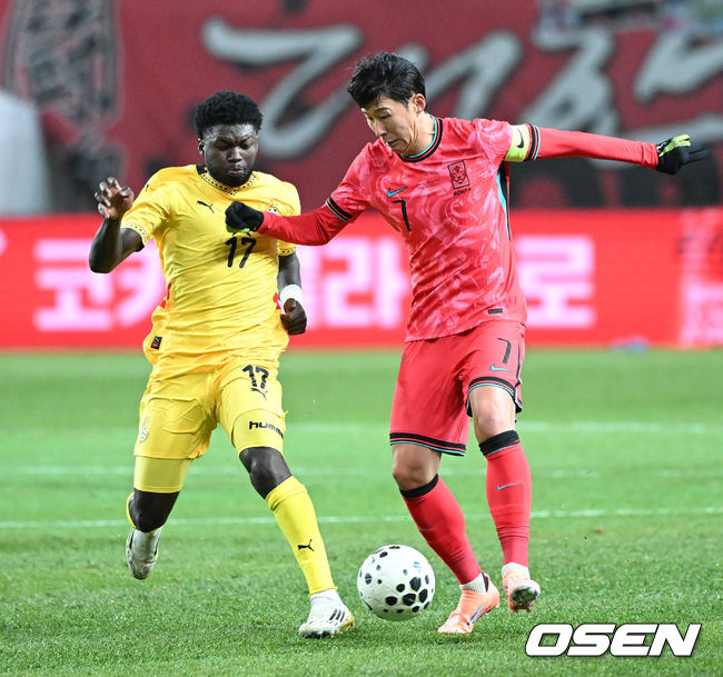 [OSEN=서울월드컵경기장, 이대선 기자] 홍명보 감독이 이끄는 대한민국 축구대표팀이 18일 오후 서울월드컵경기장에서 아프리카 강호 가나와 평가전을 가졌다.홍명보호의 2025년의 끝을 장식할 경기다. 내달 2026 국제축구연맹(FIFA) 북중미 월드컵 조 추첨을 앞두고 열리는 마지막 평가전이기도 하다. 현재 한국은 가나전 결과와 상관없이 사실상 월드컵 포트 2가 확정된 상태다. 아프리카 예선을 뚫고 북중미행에 성공한가나는 FIFA 랭킹 73위다.22위 한국보다는 51계단낮다. 하지만 통산 전적에서 4승 3패로 한국보다 우위다.전반 대한민국 손흥민이 드리블 돌파를 하고 있다. 2025.11.18 /sunday@osen.co.kr