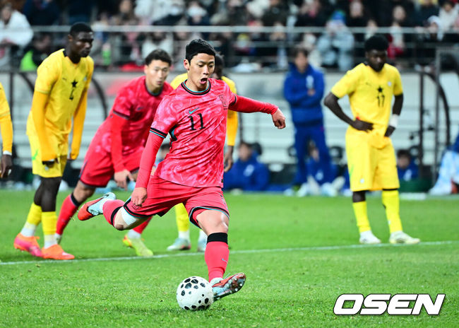 [OSEN=서울월드컵경기장, 지형준 기자] 홍명보 감독이 이끄는 대한민국 축구대표팀이 18일 오후 서울월드컵경기장에서 아프리카 강호 가나와 평가전을 가졌다.홍명보호의 2025년의 끝을 장식할 경기다. 내달 2026 국제축구연맹(FIFA) 북중미 월드컵 조 추첨을 앞두고 열리는 마지막 평가전이기도 하다. 현재 한국은 가나전 결과와 상관없이 사실상 월드컵 포트 2가 확정된 상태다. 아프리카 예선을 뚫고 북중미행에 성공한가나는 FIFA 랭킹 73위다.22위 한국보다는 51계단낮다. 하지만 통산 전적에서 4승 3패로 한국보다 우위다.후반 대한민국 황희찬이 페널티킥 실축을 범하고 있다. 2025.11.18 /jpnews@osen.co.kr