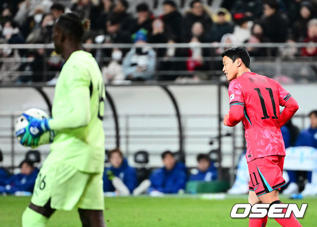 [OSEN=서울월드컵경기장, 지형준 기자] 홍명보 감독이 이끄는 대한민국 축구대표팀이 18일 오후 서울월드컵경기장에서 아프리카 강호 가나와 평가전을 가졌다.홍명보호의 2025년의 끝을 장식할 경기다. 내달 2026 국제축구연맹(FIFA) 북중미 월드컵 조 추첨을 앞두고 열리는 마지막 평가전이기도 하다. 현재 한국은 가나전 결과와 상관없이 사실상 월드컵 포트 2가 확정된 상태다. 아프리카 예선을 뚫고 북중미행에 성공한가나는 FIFA 랭킹 73위다.22위 한국보다는 51계단낮다. 하지만 통산 전적에서 4승 3패로 한국보다 우위다.후반 대한민국 황희찬이 페널티킥 실축을 범하며 아쉬워하고 있다. 2025.11.18 /jpnews@osen.co.kr