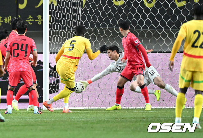 [OSEN=서울월드컵경기장, 이대선 기자] 홍명보 감독이 이끄는 대한민국 축구대표팀이 18일 오후 서울월드컵경기장에서 아프리카 강호 가나와 평가전을 가졌다.홍명보호의 2025년의 끝을 장식할 경기다. 내달 2026 국제축구연맹(FIFA) 북중미 월드컵 조 추첨을 앞두고 열리는 마지막 평가전이기도 하다. 현재 한국은 가나전 결과와 상관없이 사실상 월드컵 포트 2가 확정된 상태다. 아프리카 예선을 뚫고 북중미행에 성공한가나는 FIFA 랭킹 73위다.22위 한국보다는 51계단낮다. 하지만 통산 전적에서 4승 3패로 한국보다 우위다.후반 대한민국 송범근이 슛을 막아내고 있다. 2025.11.18 /sunday@osen.co.kr