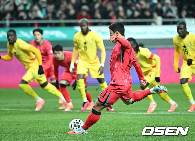[OSEN=서울월드컵경기장, 이대선 기자] 홍명보 감독이 이끄는 대한민국 축구대표팀이 18일 오후 서울월드컵경기장에서 아프리카 강호 가나와 평가전을 가졌다.홍명보호의 2025년의 끝을 장식할 경기다. 내달 2026 국제축구연맹(FIFA) 북중미 월드컵 조 추첨을 앞두고 열리는 마지막 평가전이기도 하다. 현재 한국은 가나전 결과와 상관없이 사실상 월드컵 포트 2가 확정된 상태다. 아프리카 예선을 뚫고 북중미행에 성공한가나는 FIFA 랭킹 73위다.22위 한국보다는 51계단낮다. 하지만 통산 전적에서 4승 3패로 한국보다 우위다.후반 대한민국 황희찬이 페널티킥 실패하고 있다. 2025.11.18 /sunday@osen.co.kr