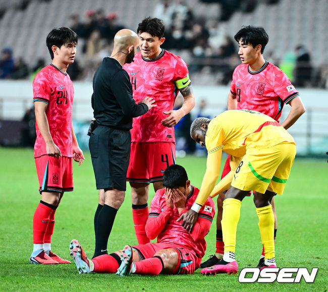 [OSEN=서울월드컵경기장, 지형준 기자] 홍명보 감독이 이끄는 대한민국 축구대표팀이 18일 오후 서울월드컵경기장에서 아프리카 강호 가나와 평가전을 가졌다.홍명보호의 2025년의 끝을 장식할 경기다. 내달 2026 국제축구연맹(FIFA) 북중미 월드컵 조 추첨을 앞두고 열리는 마지막 평가전이기도 하다. 현재 한국은 가나전 결과와 상관없이 사실상 월드컵 포트 2가 확정된 상태다. 아프리카 예선을 뚫고 북중미행에 성공한가나는 FIFA 랭킹 73위다.22위 한국보다는 51계단낮다. 하지만 통산 전적에서 4승 3패로 한국보다 우위다.후반 대한민국 황희찬이 가나 수비수와 충돌하며 넘어지고 있다. 2025.11.18 /jpnews@osen.co.kr