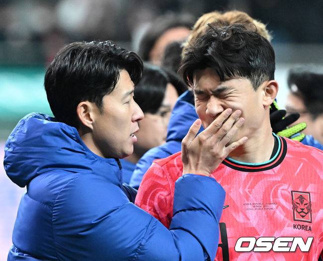 [OSEN=서울월드컵경기장, 이대선 기자] 홍명보호가 어려운 경기 끝에 2025년 마지막 A매치를 승리로 장식했다.홍명보 감독이 이끄는 한국 축구대표팀은 18일 오후 8시 서울월드컵경기장에서 열린11월 A매치 두 번째 친선경기에서'아프리카 강호' 가나를 상대로 1-0 승리했다.내달 2026 국제축구연맹(FIFA) 북중미 월드컵 조 추첨을 앞두고 열리는 마지막 평가전이었다.한국은 가나까지 잡아내면서 사상 최초로월드컵 포트 2를 확정하게 됐다.경기 종료 후 대한민국 손흥민이 관중석을 향해 인사를 하며 김민재와 장난을 치고 있다. 2025.11.18 /sunday@osen.co.kr