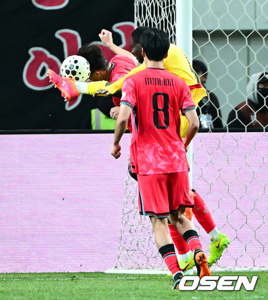 [OSEN=서울월드컵경기장, 지형준 기자] 홍명보 감독이 이끄는 대한민국 축구대표팀이 18일 오후 서울월드컵경기장에서 아프리카 강호 가나와 평가전을 가졌다.홍명보호의 2025년의 끝을 장식할 경기다. 내달 2026 국제축구연맹(FIFA) 북중미 월드컵 조 추첨을 앞두고 열리는 마지막 평가전이기도 하다. 현재 한국은 가나전 결과와 상관없이 사실상 월드컵 포트 2가 확정된 상태다. 아프리카 예선을 뚫고 북중미행에 성공한가나는 FIFA 랭킹 73위다.22위 한국보다는 51계단낮다. 하지만 통산 전적에서 4승 3패로 한국보다 우위다.후반 대한민국 김민재가 가나 아제테에 앞서 볼을 처리하고 있다. 2025.11.18 /jpnews@osen.co.kr