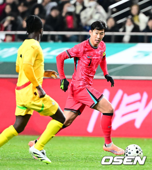 [OSEN=서울월드컵경기장, 지형준 기자] 홍명보 감독이 이끄는 대한민국 축구대표팀이 18일 오후 서울월드컵경기장에서 아프리카 강호 가나와 평가전을 가졌다.홍명보호의 2025년의 끝을 장식할 경기다. 내달 2026 국제축구연맹(FIFA) 북중미 월드컵 조 추첨을 앞두고 열리는 마지막 평가전이기도 하다. 현재 한국은 가나전 결과와 상관없이 사실상 월드컵 포트 2가 확정된 상태다. 아프리카 예선을 뚫고 북중미행에 성공한가나는 FIFA 랭킹 73위다.22위 한국보다는 51계단낮다. 하지만 통산 전적에서 4승 3패로 한국보다 우위다.전반 대한민국 손흥민이 드리블을 하고 있다. 2025.11.18 /jpnews@osen.co.kr