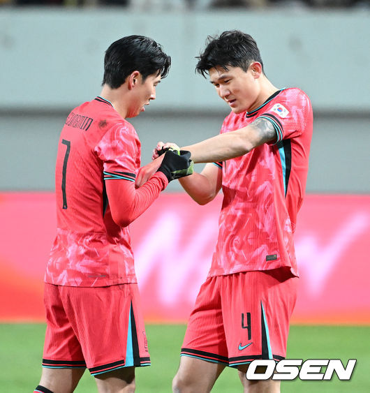 [OSEN=서울월드컵경기장, 이대선 기자] 홍명보 감독이 이끄는 대한민국 축구대표팀이 18일 오후 서울월드컵경기장에서 아프리카 강호 가나와 평가전을 가졌다.홍명보호의 2025년의 끝을 장식할 경기다. 내달 2026 국제축구연맹(FIFA) 북중미 월드컵 조 추첨을 앞두고 열리는 마지막 평가전이기도 하다. 현재 한국은 가나전 결과와 상관없이 사실상 월드컵 포트 2가 확정된 상태다. 아프리카 예선을 뚫고 북중미행에 성공한가나는 FIFA 랭킹 73위다.22위 한국보다는 51계단낮다. 하지만 통산 전적에서 4승 3패로 한국보다 우위다.후반 대한민국 손흥민이교체되며 김민재에게 주장 완장을 건네고 있다. 2025.11.18 /sunday@osen.co.kr