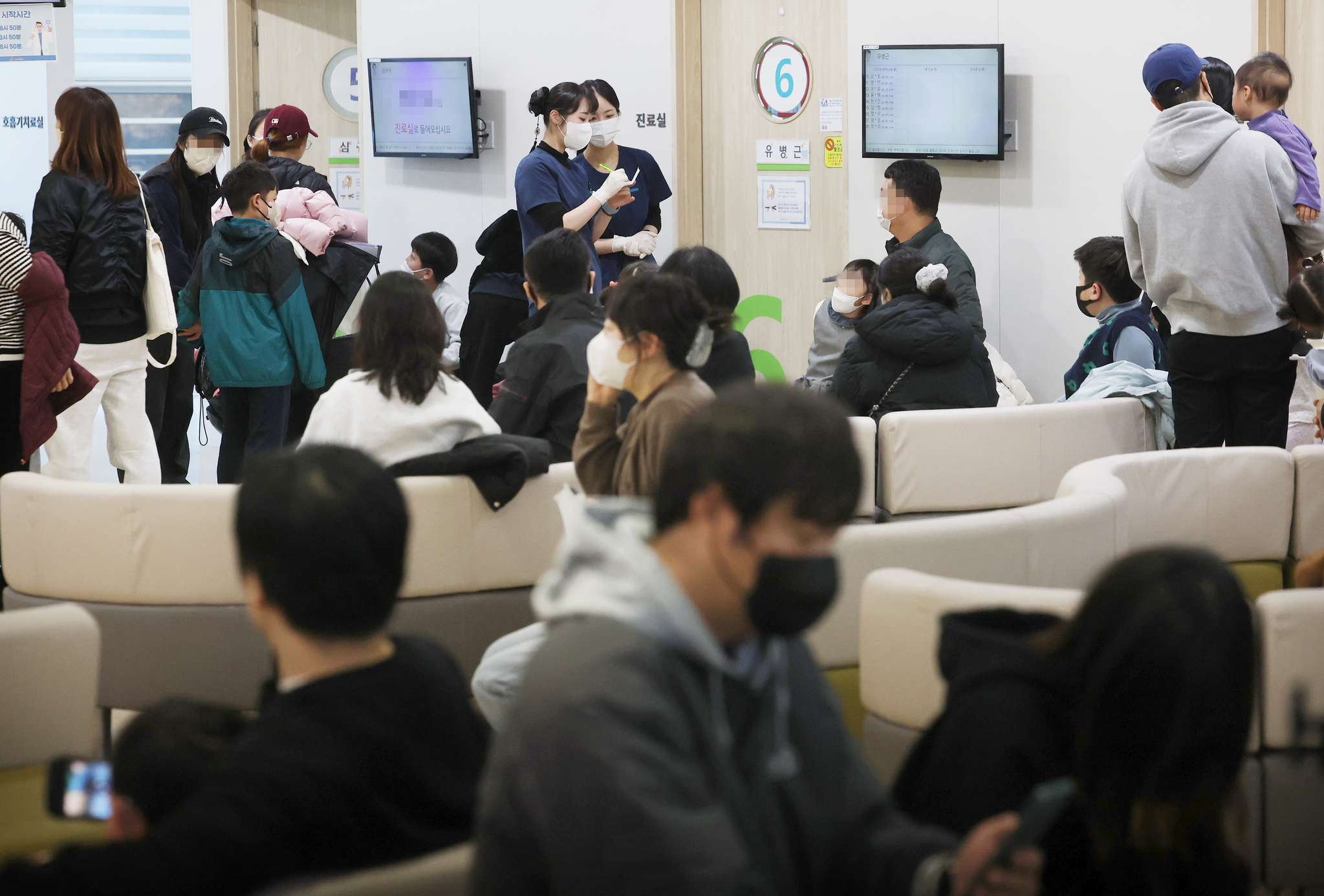 독감이 유행 중인 11일 성북구 우리아이들병원 진료실이 진료를 받기 위해 기다리는 어린이들로 붐비고 있다.   올해는 작년보다 독감 유행이 두 달가량 빨리 찾아온 탓에 작년 이맘때(2024년 44주차)의 독감 증상 환자 수(1천 명당 3.9명)와 비교하면 올해가 5.8배가량 많다. 연합뉴스