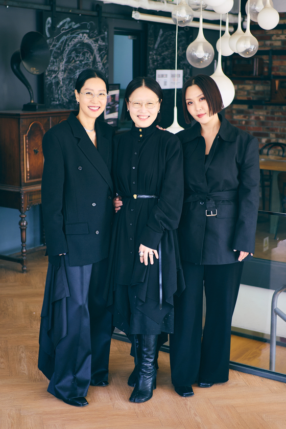 '저스트 메이크업' 톱3. 왼쪽부터 손테일(손주희), 우승자 파리금손(김민), 오 돌체비타(오현정). 사진 쿠팡플레이