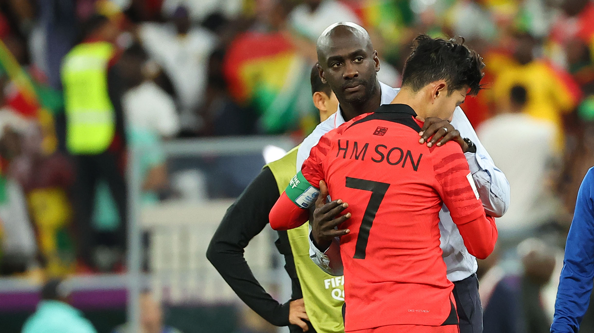 카타르 월드컵 조별리그 H조 2차전 대한민국과 가나의 경기. 2-3으로 경기가 종료되자 손흥민이 오토 아도 가나 감독의 위로를 받고 있다. 연합뉴스