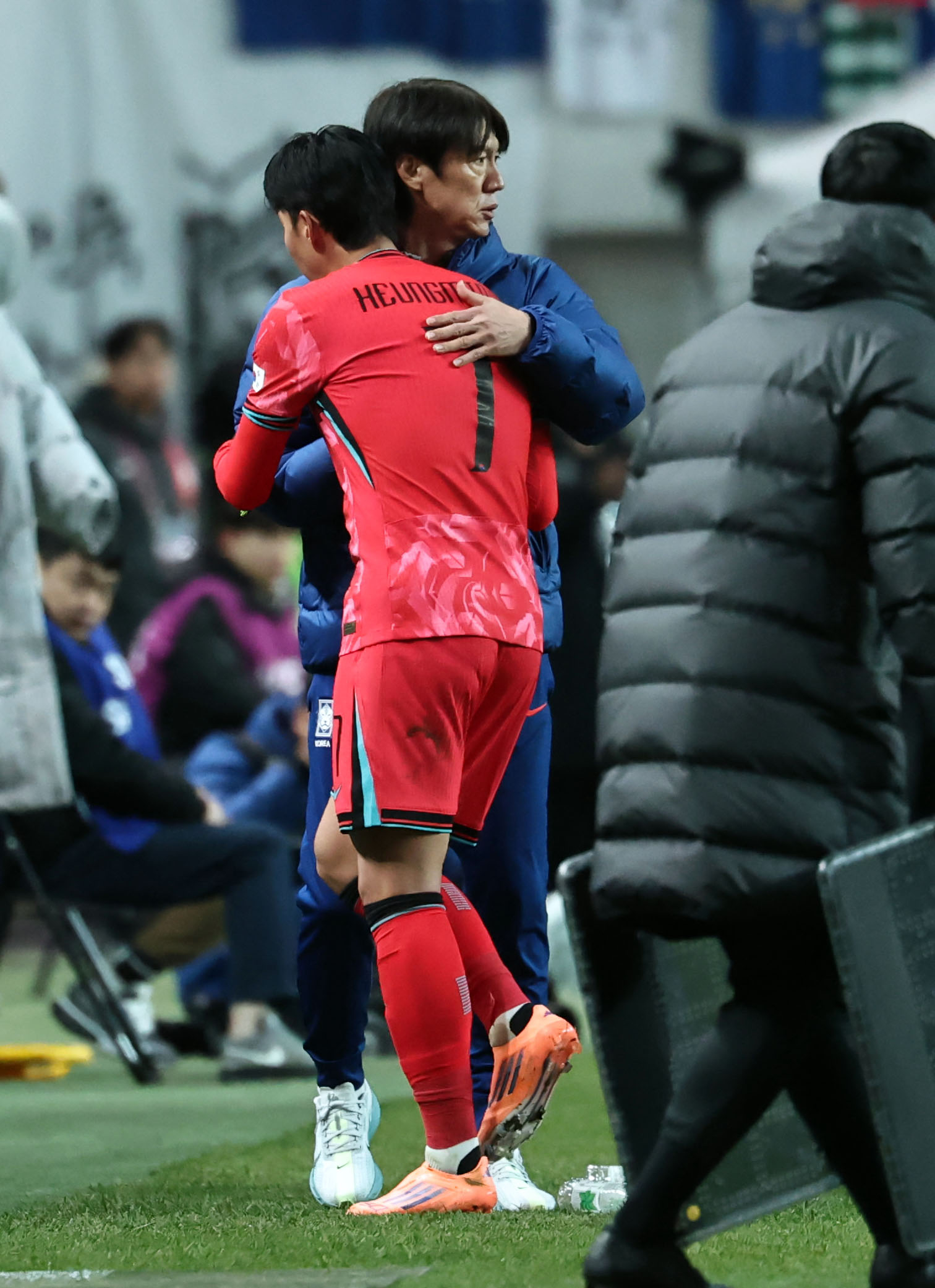 후반전 손흥민이 교체되며 홍명보 감독과 인사하고 있다. 연합뉴스